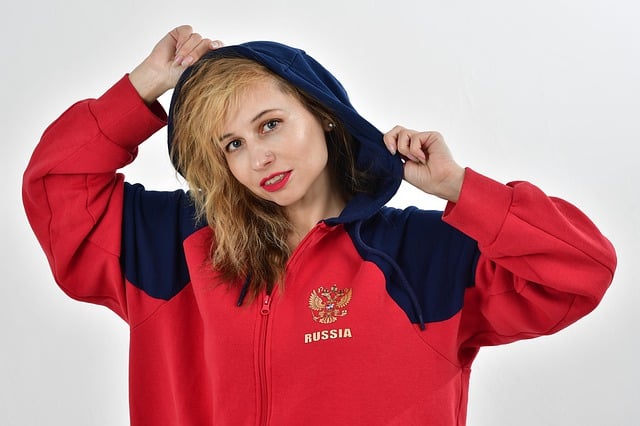 组图：吴艳妮社媒晒训练照 奔跑跨栏又美又飒.